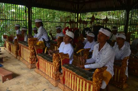 Kuningan, Sekaa Truna Eka Giri Kusuma Ngayah Nabuh dan Bersih Sampah